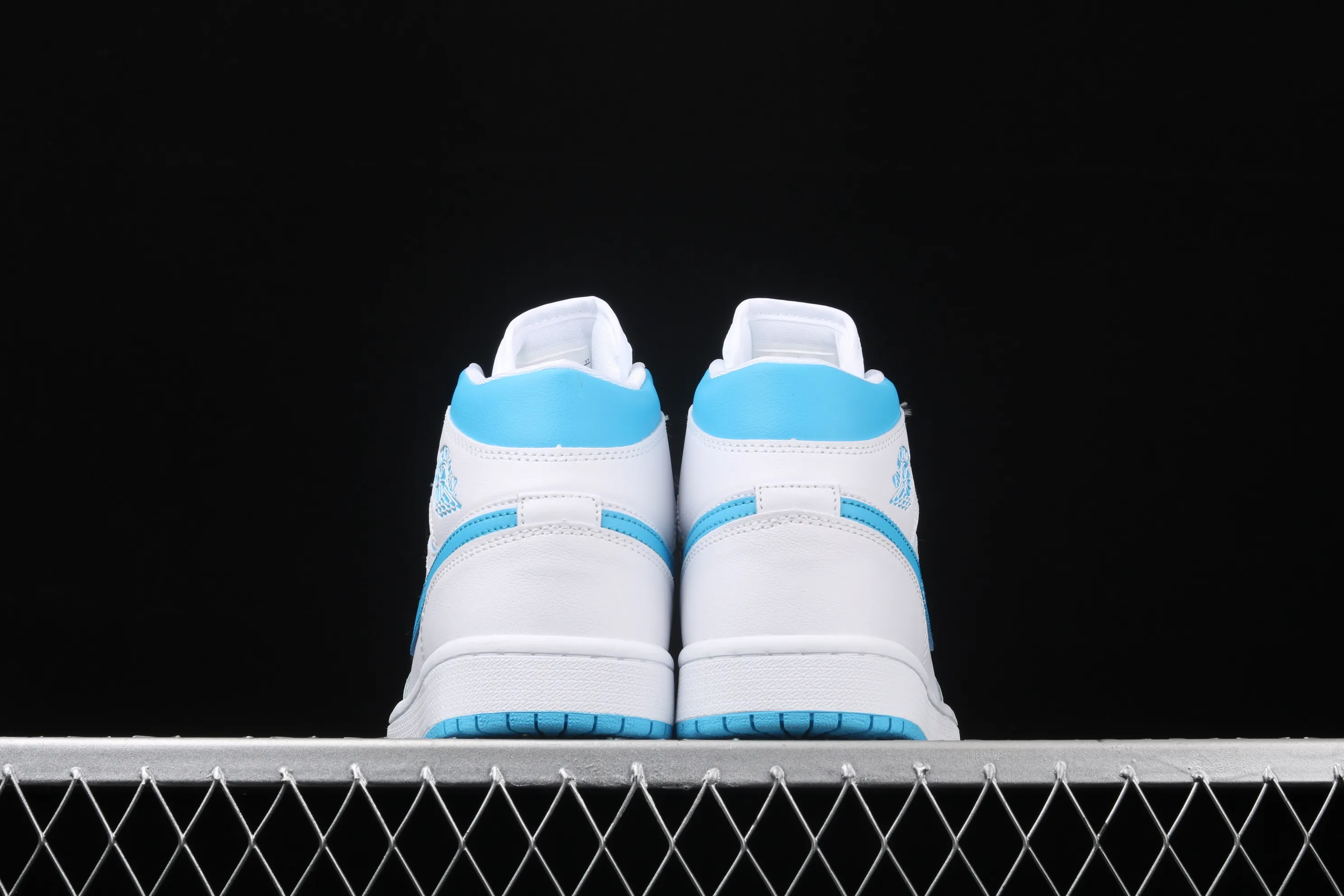 All Categories Air Jordan Jordan Series Basketball Shoes Air Jordan 1 Mid Air Jordan 1 Mid Carolina Blue AJ1 Joe 1 Lake Blue First Layer China Basketball Shoes BQ6472-114